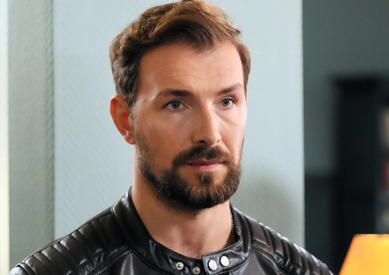 Marcin zaprosi Anię do swojego pokoju i poinformuje, że Pola i jej matka wyjechały do rodziny. Marcin zaprosi Anię do swojego pokoju i poinformuje, że Pola i jej matka wyjechały do rodziny.