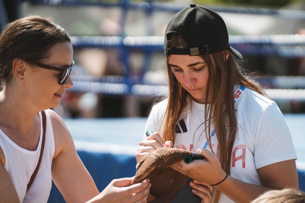 Podczas 26. Pikniku Olimpijskiego Julia Szeremeta rozdała mnóstwo autografów Podczas 26. Pikniku Olimpijskiego Julia Szeremeta rozdała mnóstwo autografów