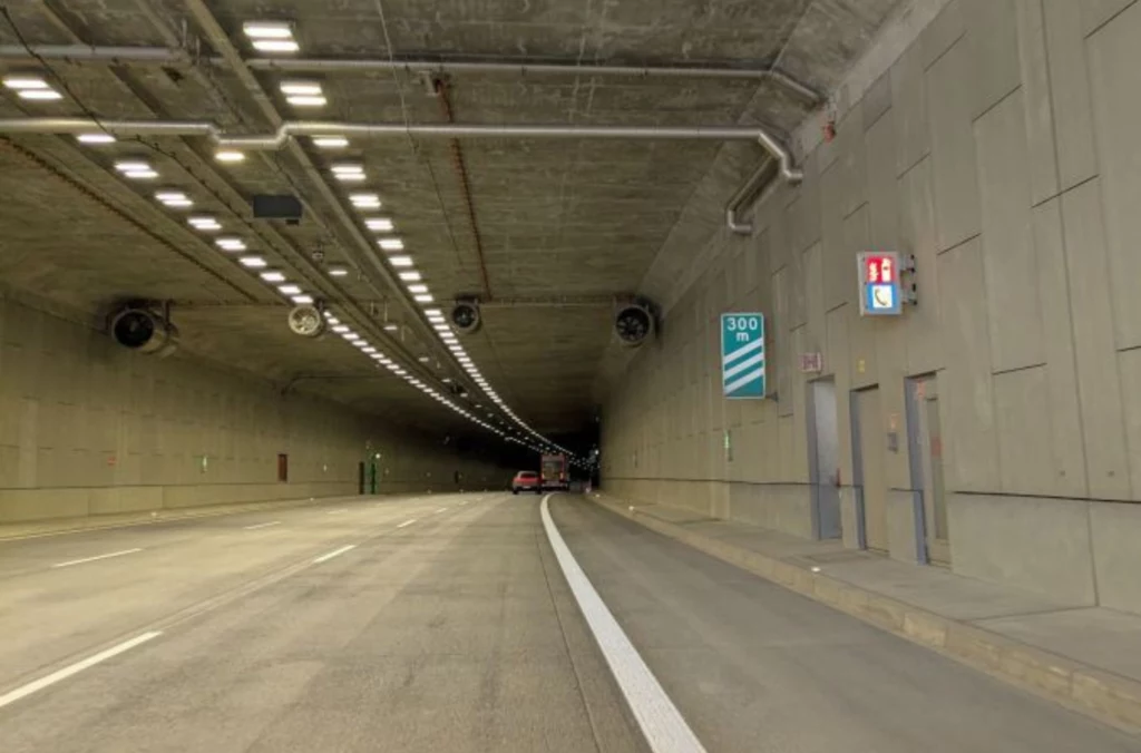 Tunel w Dziekanowicach na Północnej Obwodnicy Krakowa w ciągu drogi ekspresowej S52 zostanie zamknięty dla ruchu w przez najbliższe dwie noce. Tunel w Dziekanowicach na Północnej Obwodnicy Krakowa w ciągu drogi ekspresowej S52 zostanie zamknięty dla ruchu w przez najbliższe dwie noce.