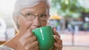 Tego napoju powinni unikać seniorzy. Podnosi cukier i szkodzi