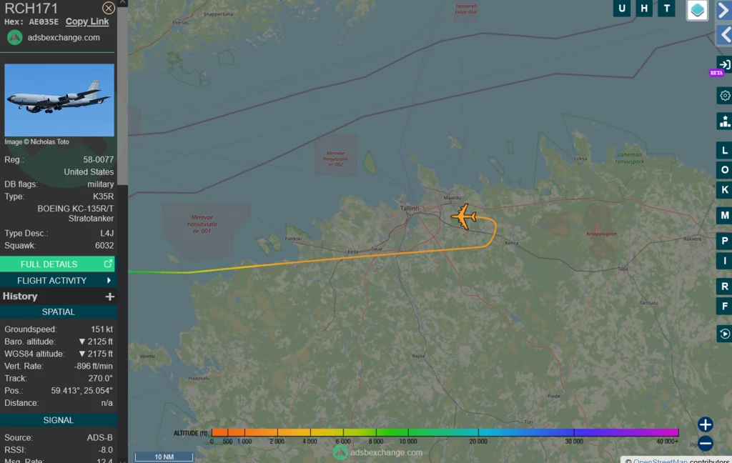 Lot tankowca KC-135 AE035E Ekran aplikacji radarowej z mapą obrazującą trasę lecącego samolotu Boeing KC-135R o oznaczeniu RCH171, przelatującego nad krajem nadmorskim oraz szczegółowymi danymi lotu widocznymi po lewej stronie ekranu.