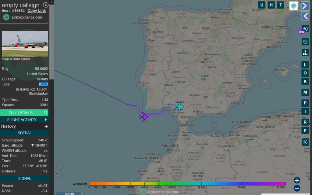 Dwa pierwsze tankowce KC-135 nieopodal Cieśniny Gibraltarskiej około 9.30 czasu polskiego Mapa cyfrowa przedstawiająca trasę lotu samolotu Boeing KC-135R, jego położenie nad terenami Hiszpanii i Portugalii, widoczny ruch lotniczy i szczegóły dotyczące modelu oraz parametrów lotu.