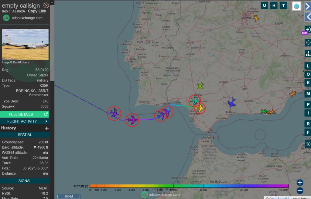 Sześć tankowców KC-135 w okolicach Cieśniny Gibraltarskiej około godziny 10.00 czasu polskiego Mapa prezentująca ruch lotniczy z zaznaczonymi trasami kilku samolotów nad południową Europą, z wyszczególnionymi szczegółami dotyczącymi jednego z lotów wojskowych Boeing KC-135R Stratotanker po lewej stronie ekranu.