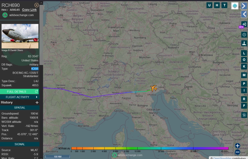 Lot tankowca KC-135 AE0145 Mapa przedstawiająca trasę lotu samolotu transportowego Boeing C-17 Globemaster III o numerze RCH690 nad Europą Środkowo-Wschodnią, widoczne szczegółowe dane lotu, trasa oraz lokalizacja maszyny.