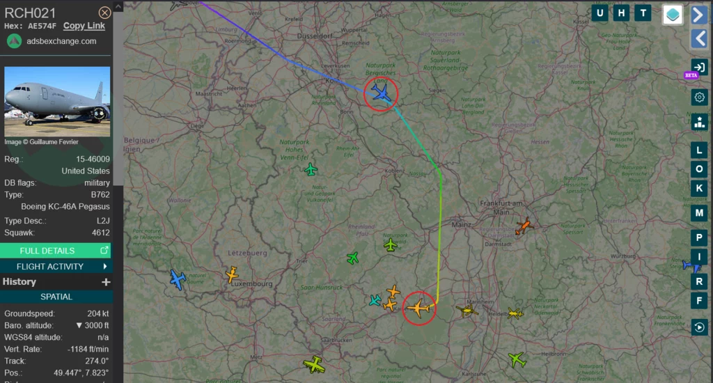 Tankowiec KC-46 AE574F (na dole) i samolot transportowy Boeing 767-200 AE5FA6 (na górze) w drodze do bazy lotniczej Ramstein Mapa pokazująca przebieg trasy samolotu wojskowego KC-46A Pegasus na tle Europy Środkowej wraz z innymi samolotami obecnie w powietrzu, nawigacja i szczegóły lotu widoczne po lewej stronie ekranu.