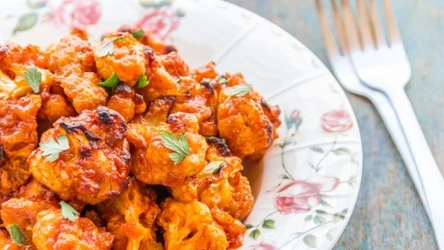 Przepis na pieczony kalafior w sosie jogurtowo-koperkowym jest banalny