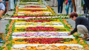 Te niebywałe kwietne dywany są na liście UNESCO. Układają je od 5 rano