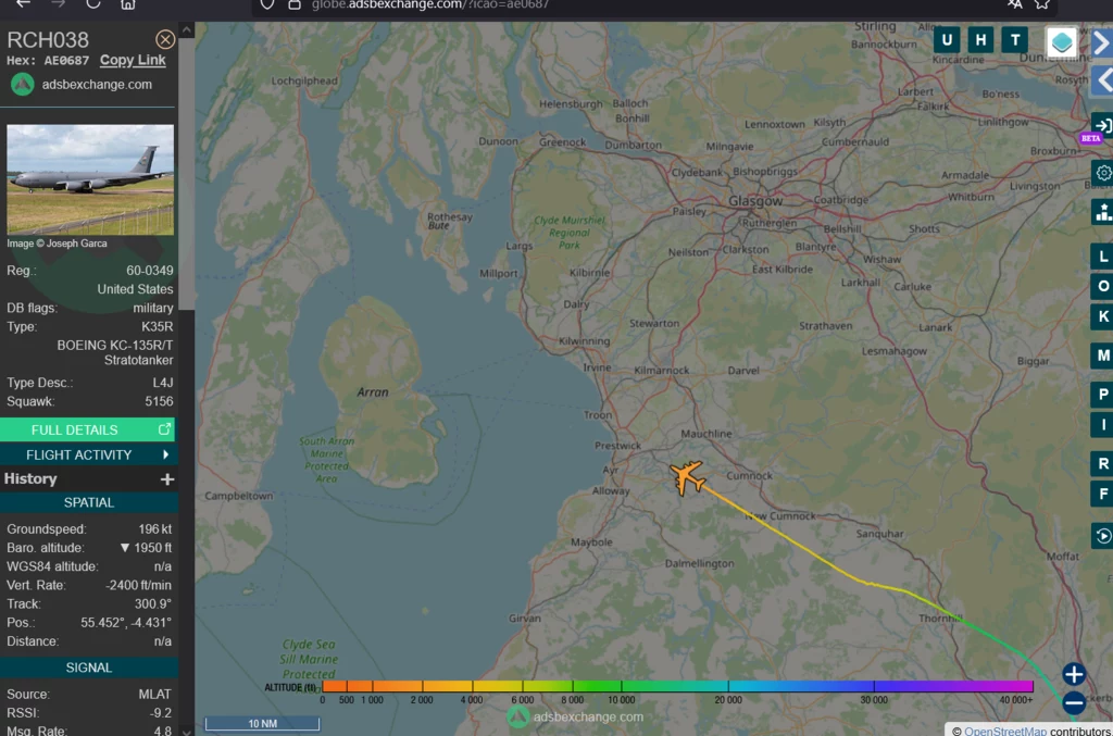 Tankowiec KC-135 AE0687, który wyleciał z Tinker Air Force Base w Oklahomie, podchodzący do lądowania na Glasgow Prestwick około godziny 12.10 czasu polskiego. O godzinie 9.30 czasu polskiego przyleciał tam też KC-135 AEO391 Mapa z trasą lotu samolotu wojskowego Boeing KC-135R oznaczonego RCH038, pokazuje szczegółowe dane dotyczące pozycji, historii lotu oraz profilu maszyny, głównie nad terytorium północno-zachodniej Polski i regionu Morza Bałtyckiego.