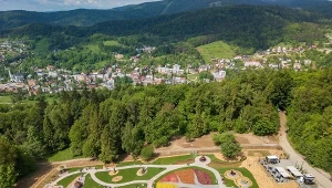 Zanurz się w niezwykłym klimacie – odwiedź Górę Parkową oraz Polanę Muzyki i Światła w Krynicy-Zdroju