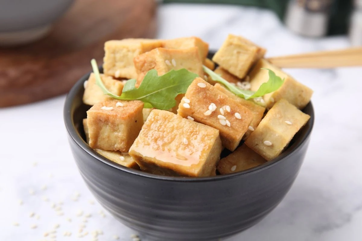 Tofu nazywane jest "sojowym twarogiem" Ma niewiele kalorii i sporą ilość białka Tofu nazywane jest "sojowym twarogiem" Ma niewiele kalorii i sporą ilość białka