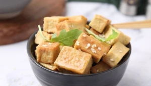 Tofu nazywane jest "sojowym twarogiem" Ma niewiele kalorii i sporą ilość białka