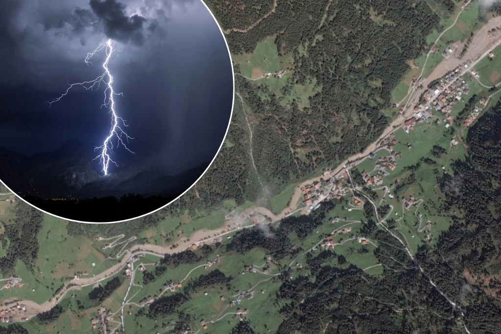 Satelitarne zdjęcie regionu Landeck w austriackim Tyrolu. Na górze Mittagspitze w niedzielę piorun trafił trzy osoby. Zdjęcie ilustracyjne Błyskawica uderzająca podczas burzy na tle ciemnego nieba, wkomponowana w obraz satelitarny górzystego terenu z miejscowościami i drogą przebiegającą przez dolinę.