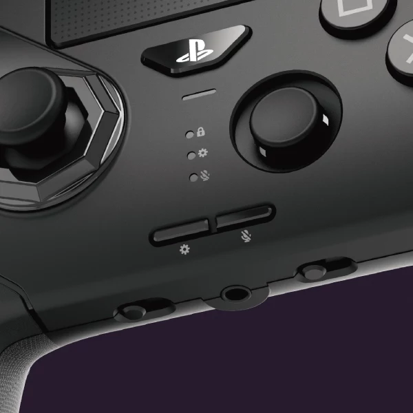 Fragment kontrolera PlayStation z widocznymi przyciskami funkcyjnymi oraz logiem konsoli, skupienie na detalach mechanizmu i oznaczeniach na powierzchni urządzenia.