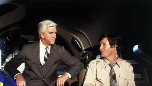 Leslie Nielsen i Robert Hays w filmie "Czy leci z nami pilot?"