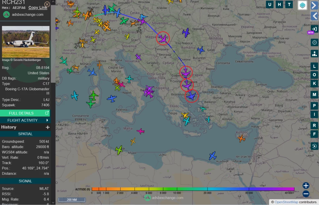 Pozycje C-17 Globemaster III (pierwszy zaznaczony od dołu) i trzech kolejnych KC-135 w okolicach godziny 13.30 czasu polskiego Mapa lotów przedstawiająca trasę samolotu wojskowego Boeing C-17A Globemaster III na tle innych ruchów lotniczych nad Europą i Morzem Czarnym, z zaznaczonymi punktami kontrolnymi na trasie.
