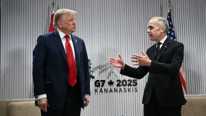 Prezydent USA Donald Trump podczas spotkania z premierem Kanady Markiem Carneyem w kanadyjskim Kananaskis (szczyt G7)
