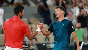 Polski obrońca tytułu pierwszy po Djokoviciu. Całość trwała tylko 69 minut