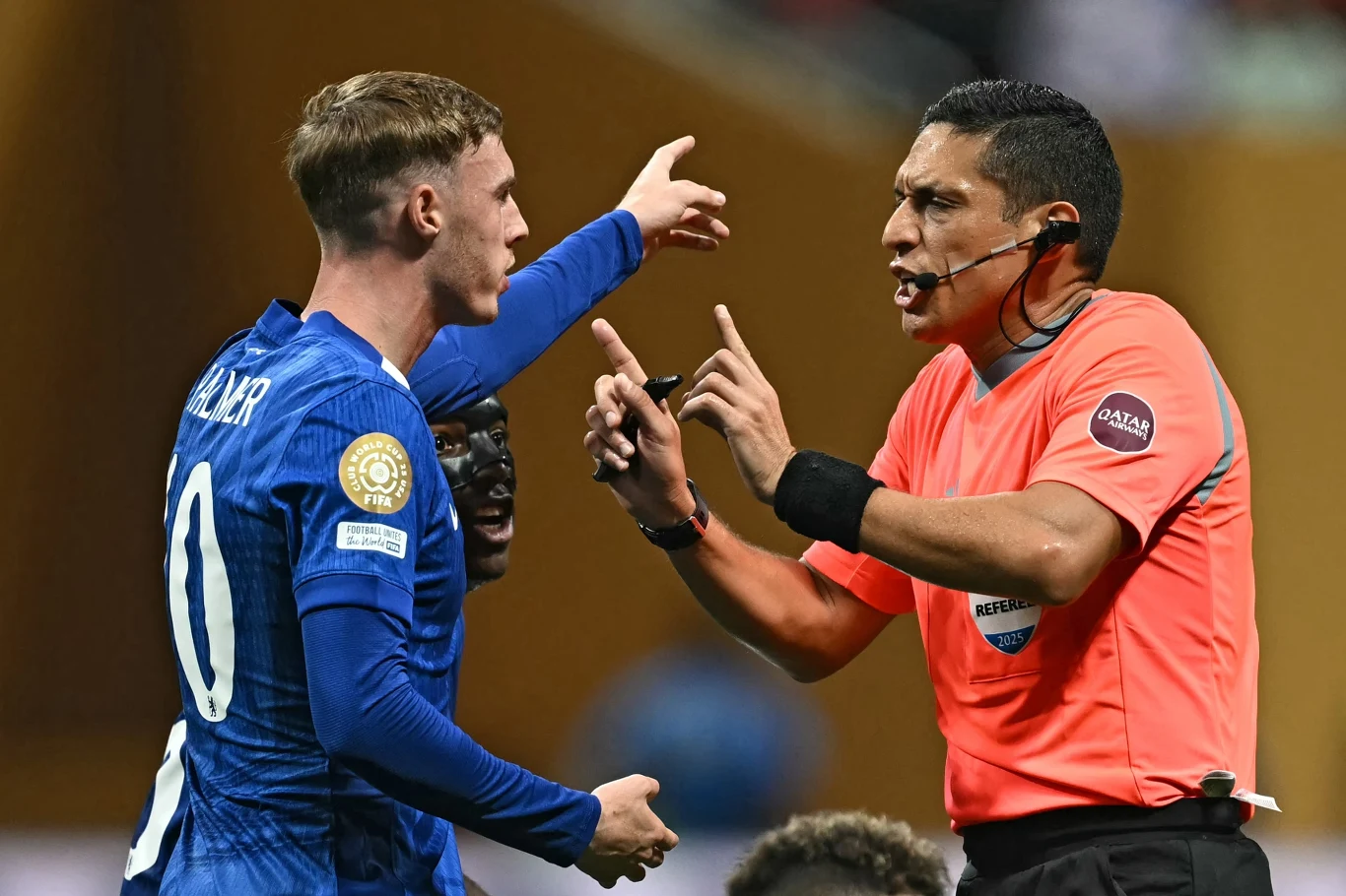 Cole Palmer próbował wejść z arbitrem w bliższą interakcję, ale bez powodzenia 