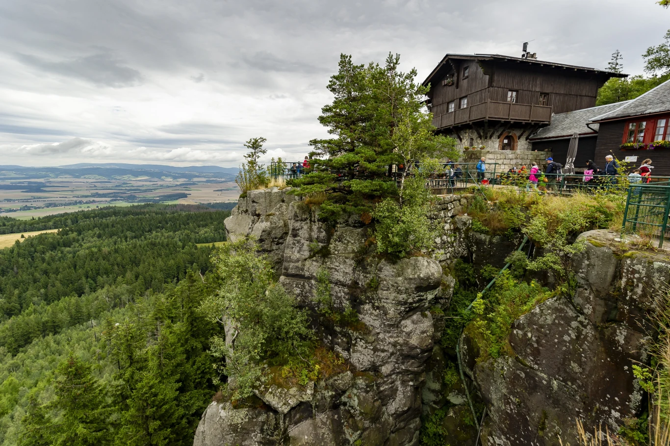 Szlak na Szczeliniec Wielki to malownicza propozycja wycieczki w góry dobra zarówno dla początkujących, jak i rodzin z dziećmi. 