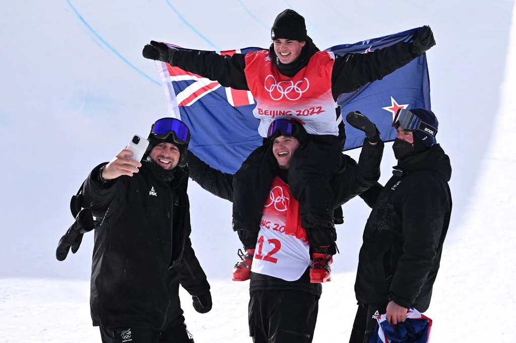Nico Porteous celebrujący złoty medal olimpijski z kolegami z reprezentacji Nico Porteous celebrujący złoty medal olimpijski z kolegami z reprezentacji