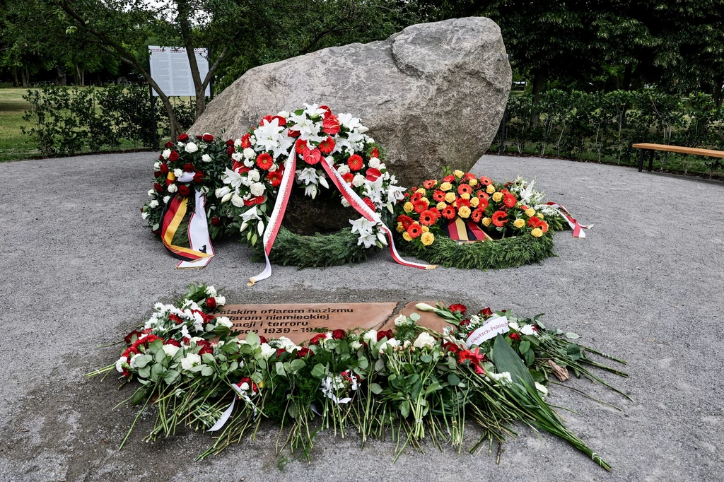 Niemcy postawili w Berlinie głaz. Ma upamiętniać Polaków, którzy padli ofiarą niemieckiego okupanta w czasie II wojny światowej Niemcy postawili w Berlinie głaz. Ma upamiętniać Polaków, którzy padli ofiarą niemieckiego okupanta w czasie II wojny światowej