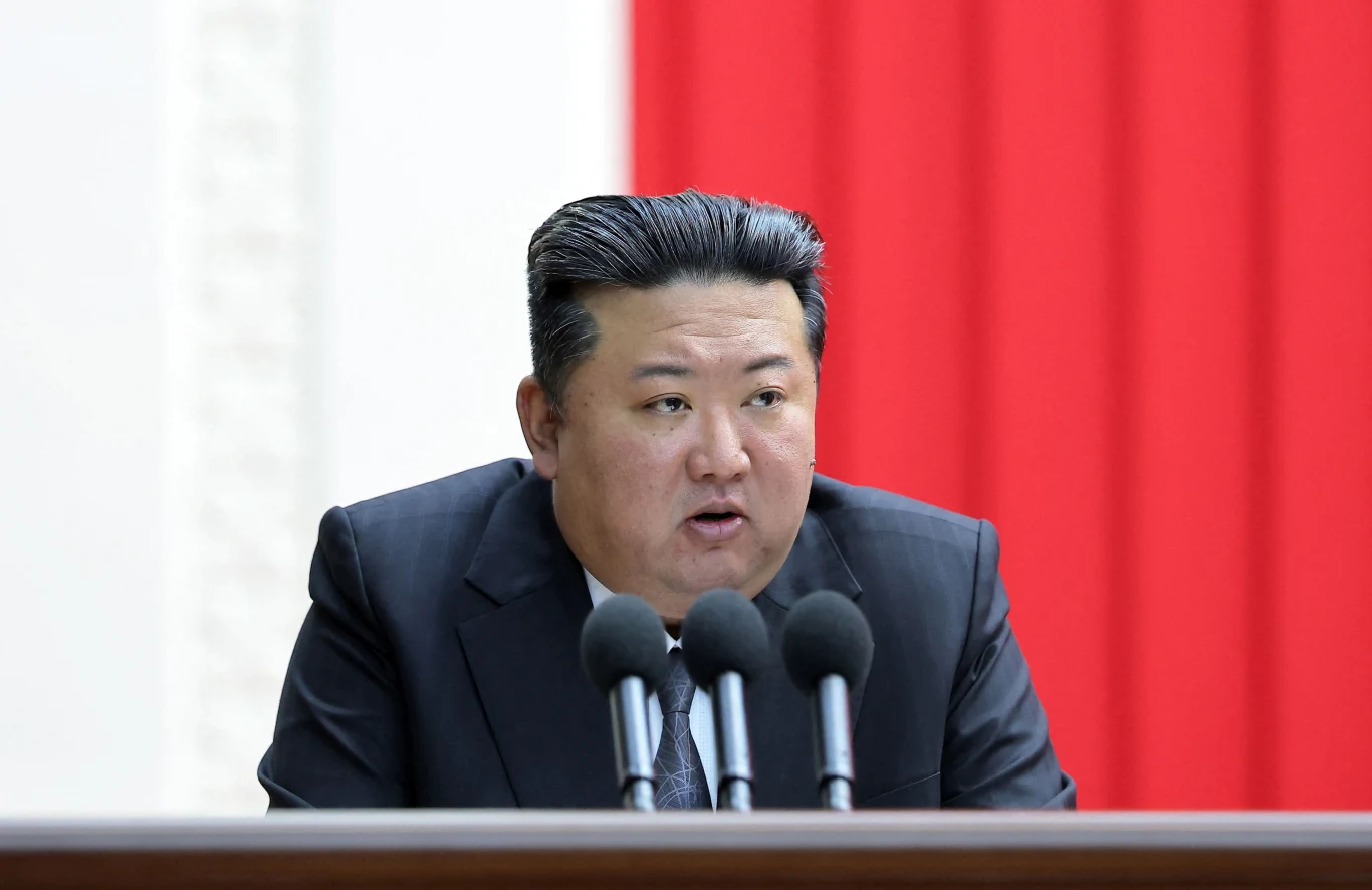 Wielka Brytania ujawnia, ilu żołnierzy Korei Północnej zginęło w obwodzie kurskim. Na zdjęciu: Północnokoreański przywódca Kim Dzong Un Mężczyzna w garniturze przemawiający przy trzech mikrofonach na tle czerwonych zasłon.