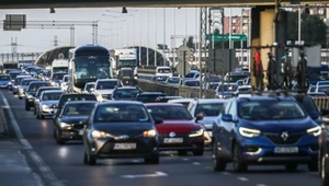 Karambol w Warszawie. Trasa S8 zablokowana, lądował śmigłowiec LPR