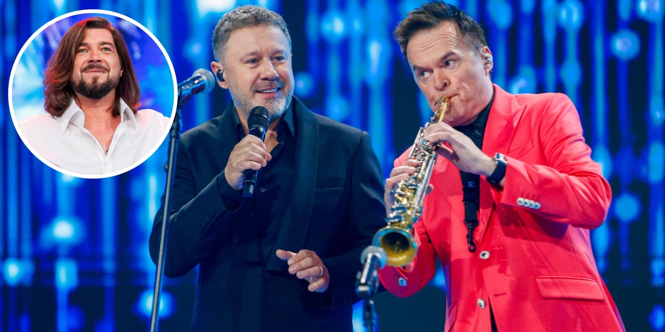 62. KFPP za nami! Dwóch mężczyzn na scenie, jeden w czarnym garniturze śpiewa do mikrofonu, drugi w czerwonym garniturze gra na saksofonie, w tle jasne, abstrakcyjne oświetlenie, dodatkowo w okrągłym oknie widoczna jest głowa innego mężczyzny z długimi włosami i brodą.