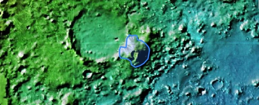 Jezero Mons to nowy wulkan odkryty na Marsie. Kolorowa mapa topograficzna powierzchni z wyraźnymi kraterami i wzniesieniami, w centralnej części zaznaczony niebieskim konturem obszar na tle zielono-niebieskiego terenu.