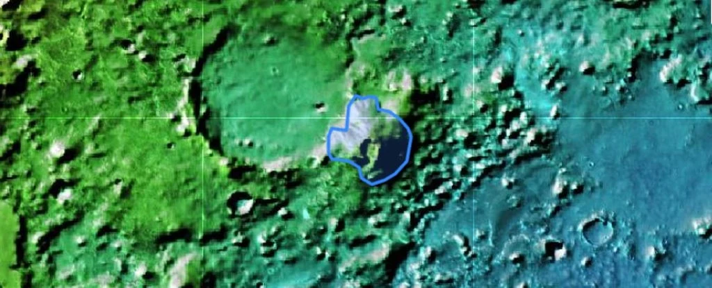 Kolorowa mapa topograficzna powierzchni z wyraźnymi kraterami i wzniesieniami, w centralnej części zaznaczony niebieskim konturem obszar na tle zielono-niebieskiego terenu.