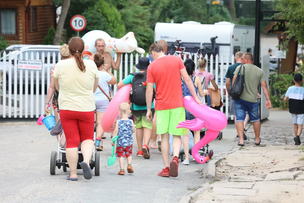 Potoczna nazwa „wczasy pod gruszą” kryje świadczenie wypłacane pracownikom z Zakładowego Funduszu Świadczeń Socjalnych (ZFŚS). 