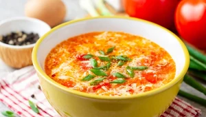 Wyrazista zupa pomidorowa, która smakuje jak pizza