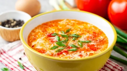 Wyrazista zupa pomidorowa, która smakuje jak pizza