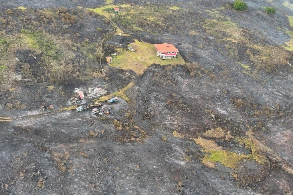 Pożar w okolicach Kahikinui na wyspie Maui na Hawajach. Mimo silnego wiatru strażakom udało się go opanować Pożar w okolicach Kahikinui na wyspie Maui na Hawajach. Mimo silnego wiatru strażakom udało się go opanować