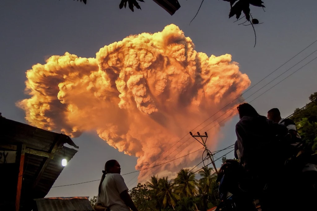 Mieszkańcy indonezyjskiej wioski Talibura obserwują erupcję wulkanu Lewotobi Laki Laki na wyspie Flores