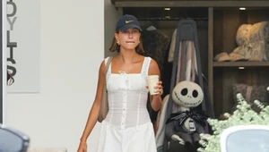 Hailey Bieber w modnych sukienkach na wiosnę i lato. Warte skopiowania