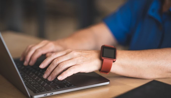 Smartwatch szpiegiem? Nawet komputer offline może wysyłać dane