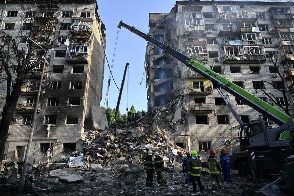 Co najmniej 21 osób zginęło we wtorkowym ataku Rosjan na Kijów Co najmniej 21 osób zginęło we wtorkowym ataku Rosjan na Kijów