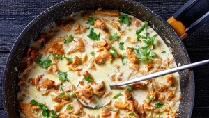 Kremowy, kurkowy sos na letni obiad. O wiele lepszy od popularnej jajecznicy