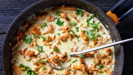 Kremowy sos z kurkami można podać do ryżu, makaronu lub młodych ziemniaków