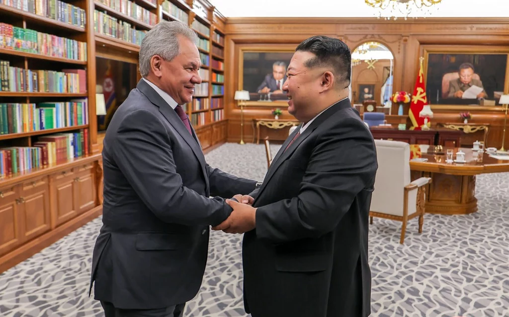 Sekretarz Rady Bezpieczeństwa Rosji Siergiej Szojgu i przywódca Korei Północnej Kim Dzong Un