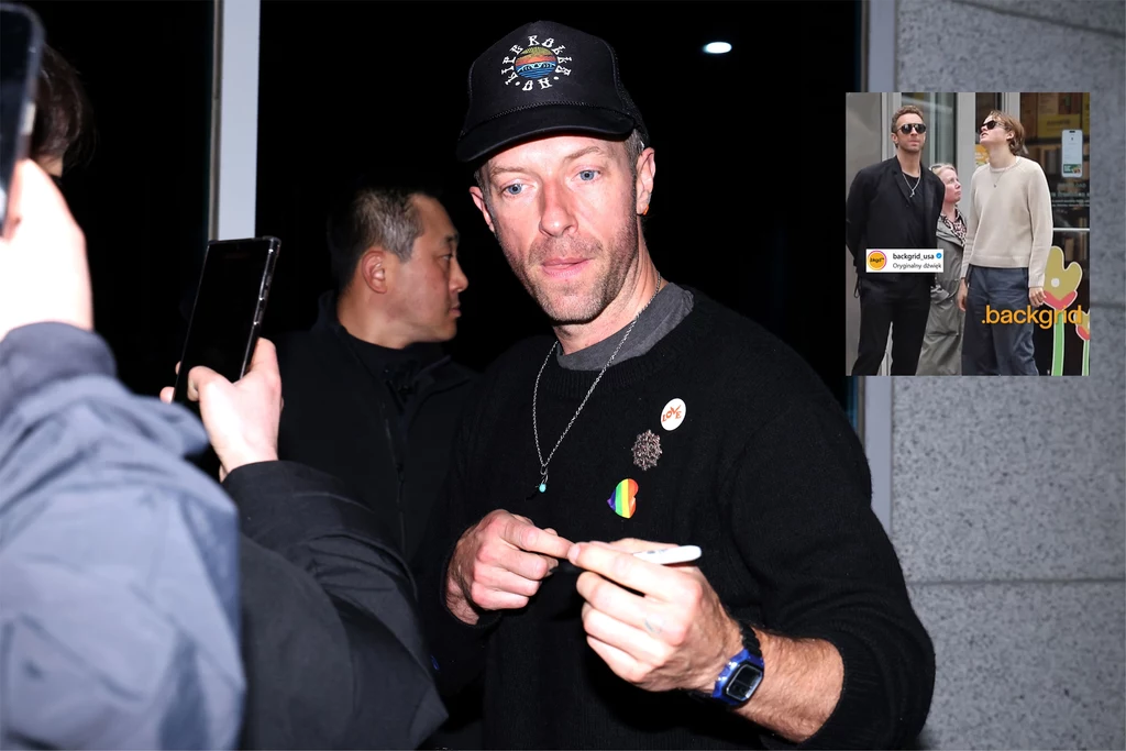 Chris Martin pojawił się publicznie ze swoim synem Mosesem Mężczyzna w czarnej czapce z daszkiem i czarnym swetrze trzyma długopis i przygotowuje się do złożenia autografu. W tle inna osoba stoi bokiem, a w prawym górnym rogu widoczne jest małe zdjęcie dwóch mężczyzn spacerujących po ulicy.