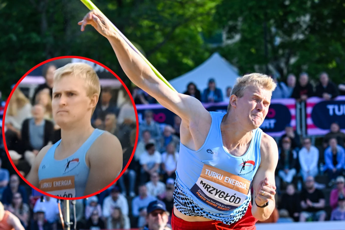 zawodnik w jasnoniebieskiej koszulce z nazwiskiem Mrzyglód w trakcie rzutu oszczepem podczas zawodów lekkoatletycznych, w tle widownia, z lewej strony zbliżenie na twarz sportowca w okrągłej ramce