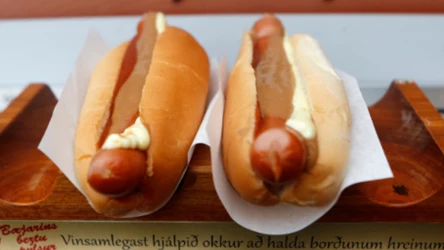 Islandzki kult hot-doga. Czym są pylsur i dlaczego uchodzą za najlepsze na świecie?