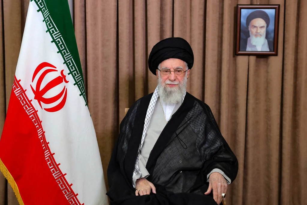 Ajatollah Ali Chamenei przekazał większość swoich uprawnień Radzie Najwyższej Korpusu Strażników Rewolucji Islamskiej Ajatollah Ali Chamenei przekazał większość swoich uprawnień Radzie Najwyższej Korpusu Strażników Rewolucji Islamskiej