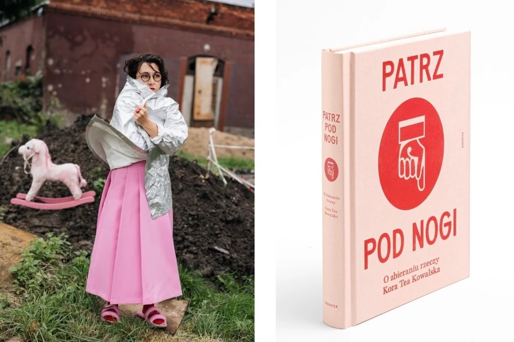 Książka "Patrz pod nogi. O zbieraniu rzeczy" została nominowana m.in. do Nagrody Literackiej Gdynia i Nagrody Literackiej Nike Kobieta w dużych okularach ubrana w różową spódnicę, jasne ponczo i sandały stoi na tle placu budowy z zabawkowym różowym konikiem na biegunach, po prawej stronie okładka książki w jasnej oprawie z napisem 'Patrz pod nogi' i czerwonym symbolem dłoni.