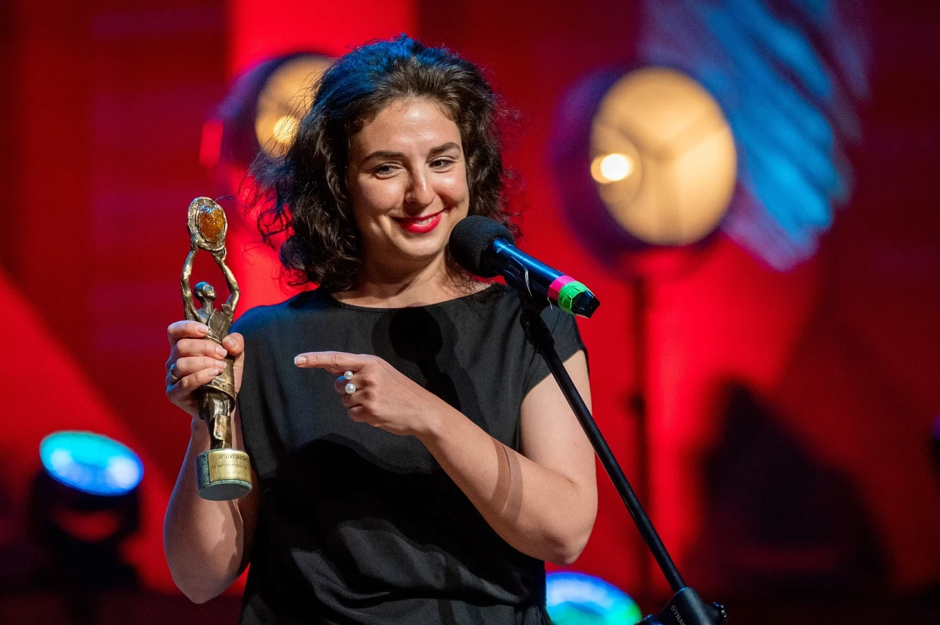 Mara Tamkovich z Wielkim Jantarem za film "Pod szarym niebem"