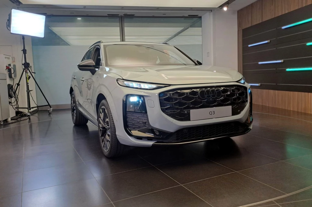 Nowe Audi Q3 wygląda lepiej, wykorzystuje nowe technologie i wciąż oferuje sporą gamę napędów. Nowe Audi Q3 wygląda lepiej, wykorzystuje nowe technologie i wciąż oferuje sporą gamę napędów.