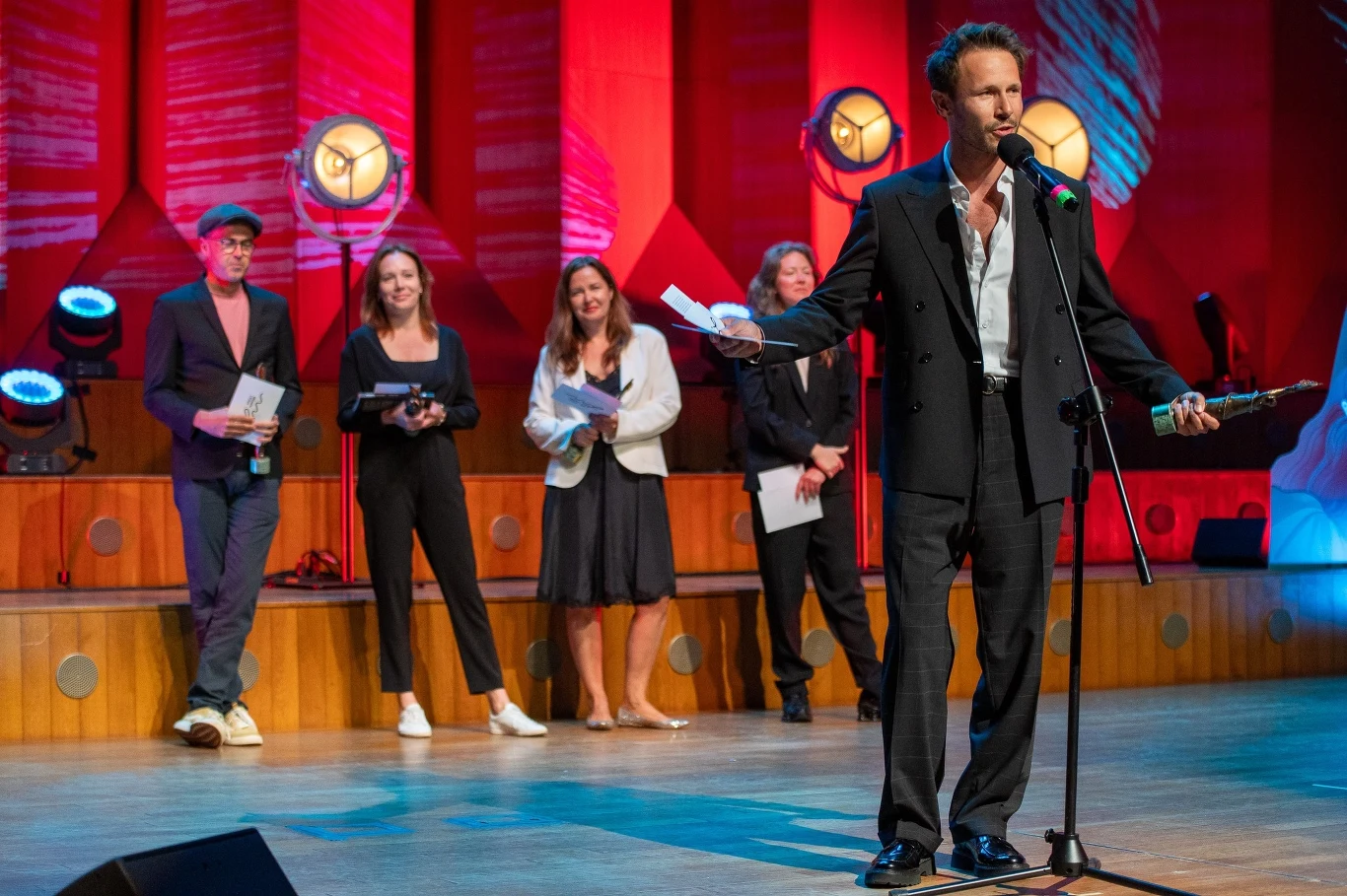 Mateusz Banasiuk i jurorzy Konkursu Pełnometrażowych Debiutów Fabularnych podczas finałowej gali / fot. Młodzi i Film 