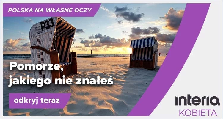 Plaża z charakterystycznymi koszami plażowymi, zachodzące słońce odbijające się na piasku, lekko zachmurzone niebo, na pierwszym planie hasło promujące Pomorze.